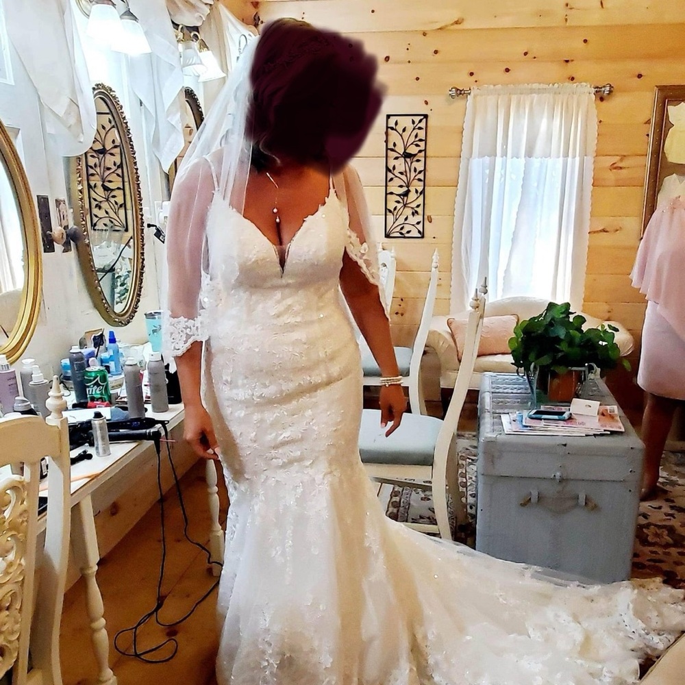 Size 16 (but fits more like a 12) Symphony Venus wedding dress and Vail